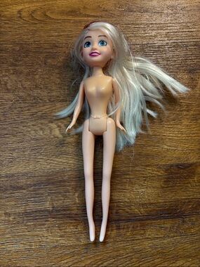 Zuri Classic Blonde Hair Doll With Pink Streaks